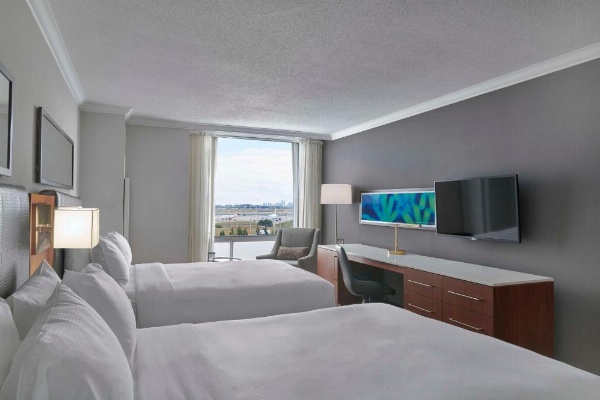 Hilton Toronto Airport Hotel - Suites image 13